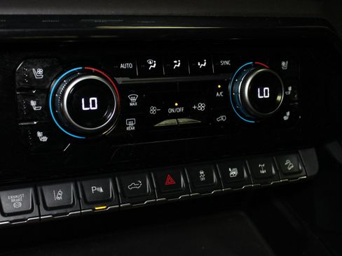 Used 2024 GMC Sierra 2500 AT4X AWD/4WD image 27