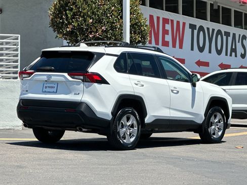 Used 2022 Toyota RAV4 XLE w/ Convenience Package FWD image 5