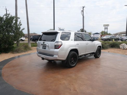 Used 2020 Toyota 4Runner SR5 Premium image 2