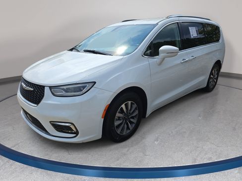 Used 2021 Chrysler Pacifica Touring-L FWD image 1