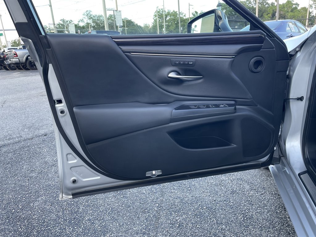 Used 2020 Lexus ES 300h w/ Premium Package FWD image 32