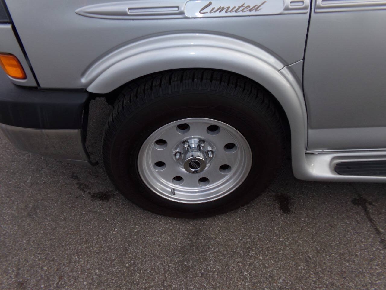 Used 2010 GMC Savana 1500 w/ Preferred Equipment Group RWD image 35