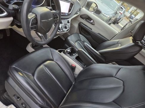 Used 2023 Chrysler Pacifica Touring-L image 26