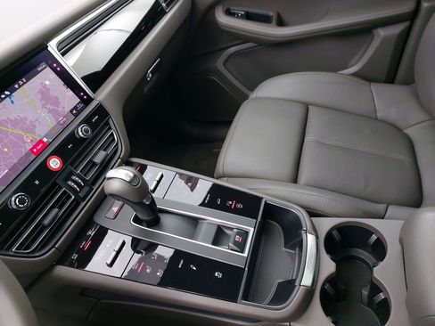 Used 2025 Porsche Macan image 26