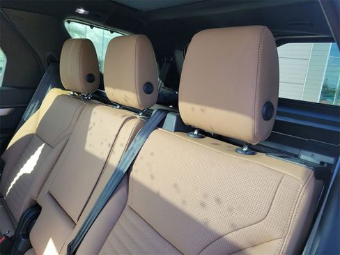 New 2025 Land Rover Discovery Dynamic SE image 15