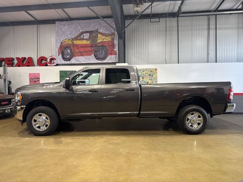 Used 2024 RAM 2500 Tradesman w/ Chrome Appearance Group AWD/4WD image 9