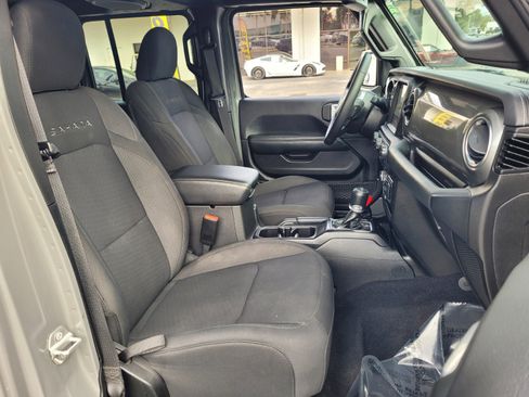 Used 2022 Jeep Wrangler Unlimited Sahara image 19