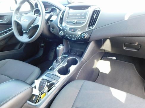Used 2017 Chevrolet Cruze LT w/ Convenience Package image 18