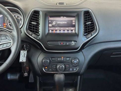 Used 2021 Jeep Cherokee Latitude FWD image 24