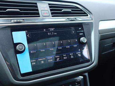 New 2024 Volkswagen Tiguan SE w/ Panoramic Sunroof Package image 25