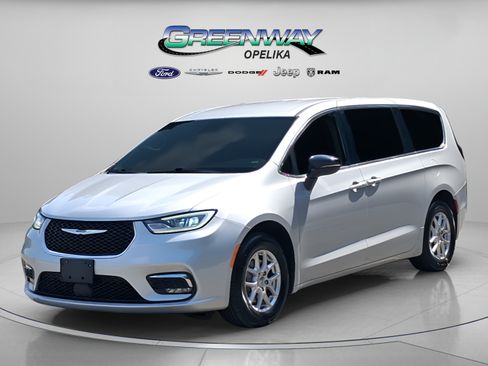 Used 2024 Chrysler Pacifica Touring-L FWD image 3