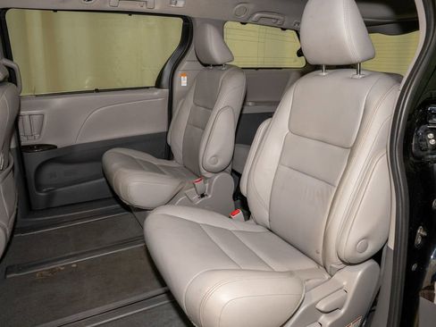 Used 2020 Toyota Sienna XLE image 9