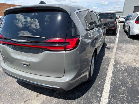 Used 2025 Chrysler Pacifica Select FWD image 5