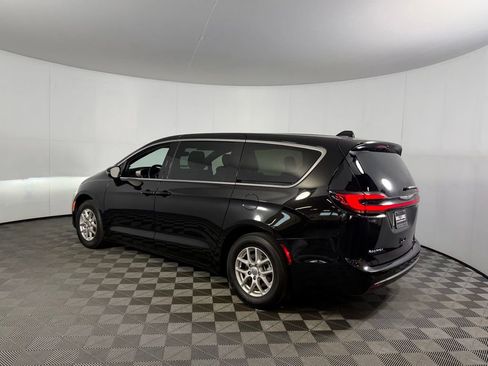 Used 2025 Chrysler Pacifica Select FWD image 9