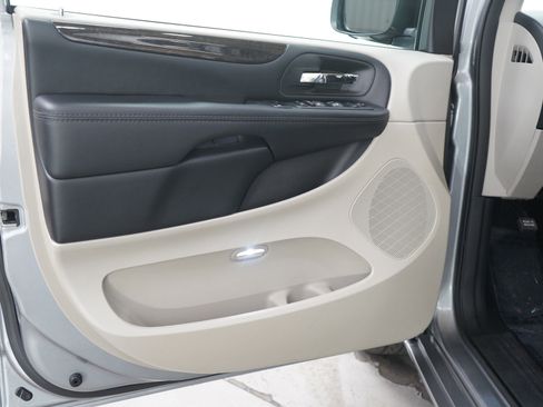 Used 2019 Dodge Grand Caravan SE w/ UConnect Hands-Free Group image 18