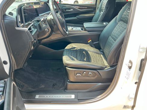 Used 2024 Cadillac Escalade Sport Platinum w/ LPO, ONYX Package AWD/4WD image 19