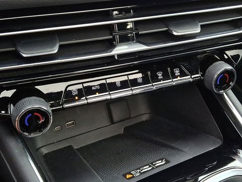 Used 2024 Chevrolet Traverse RS image 16