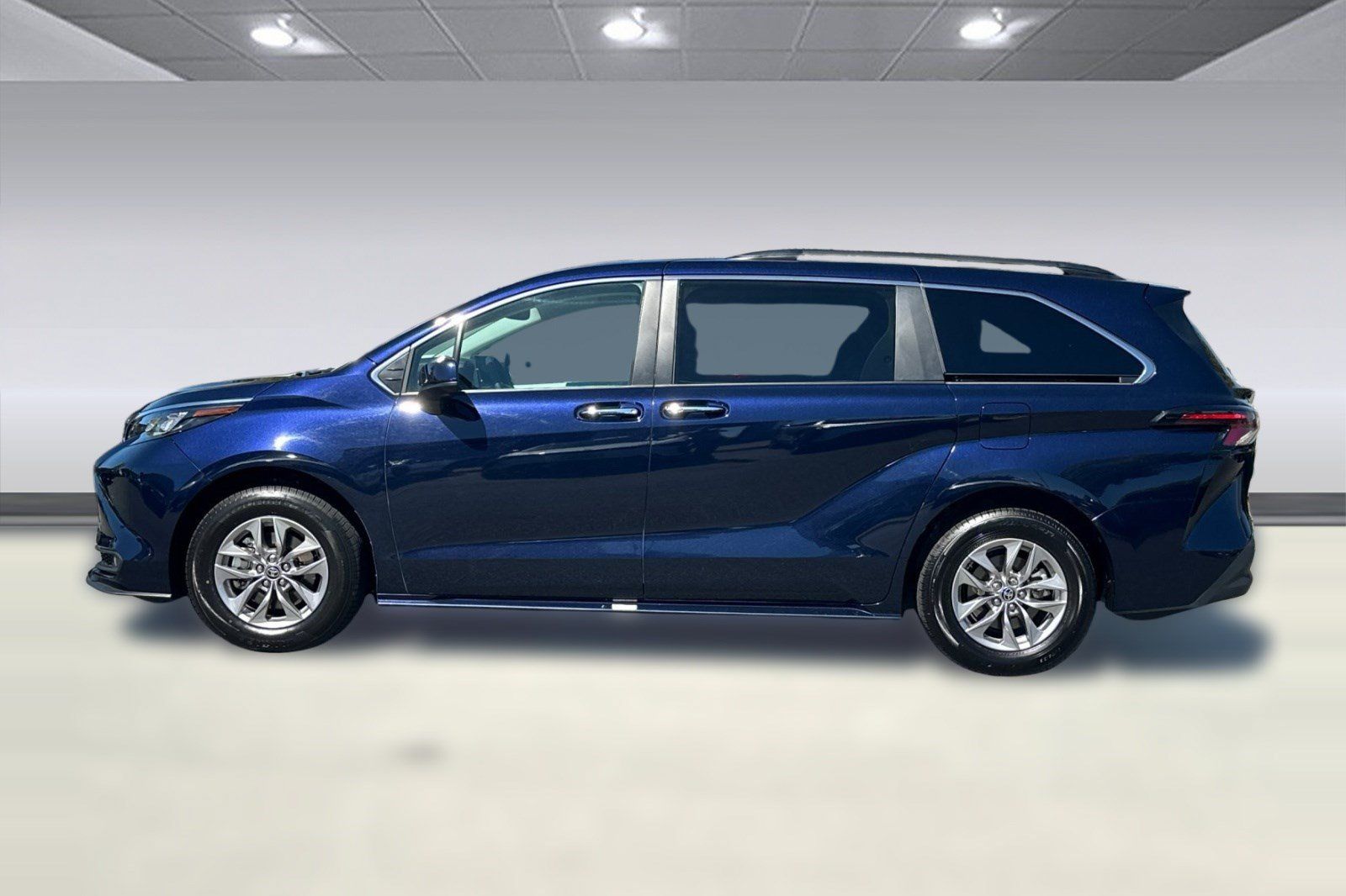 Used 2026 Toyota Sienna XLE FWD image 2