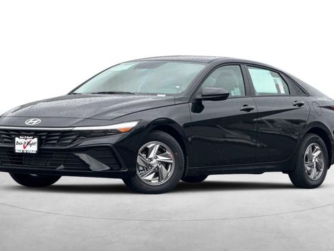 Used 2025 Hyundai Elantra SE image 2