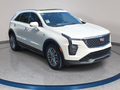 Used 2024 Cadillac XT4 Premium Luxury w/ Technology Package FWD image 3