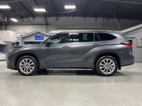 Used 2020 Toyota Highlander Limited AWD/4WD image 4