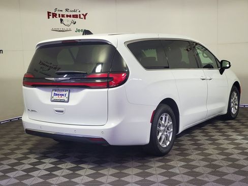 Used 2023 Chrysler Pacifica Touring-L FWD image 3