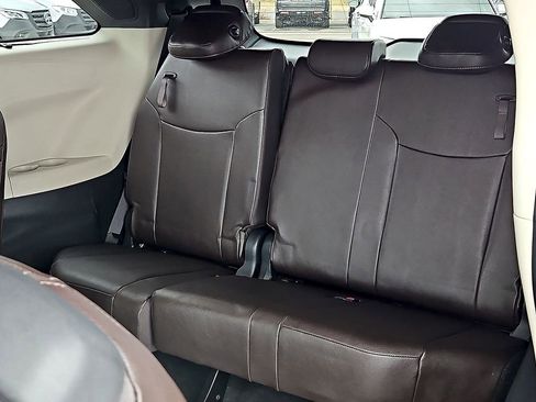 Used 2021 Toyota Sienna Platinum FWD image 13