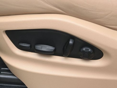 Certified 2023 Porsche Cayenne Platinum Edition image 9