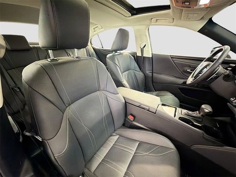 Used 2024 Lexus ES 300h w/ Accessory Package (Z2) image 29