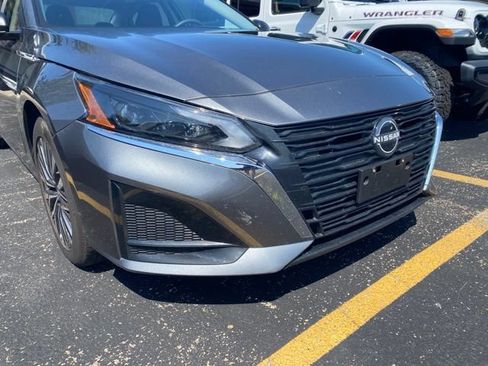 Used 2025 Nissan Altima 2.5 SV FWD image 3