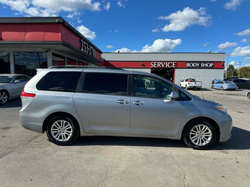 Used 2013 Toyota Sienna XLE image 2