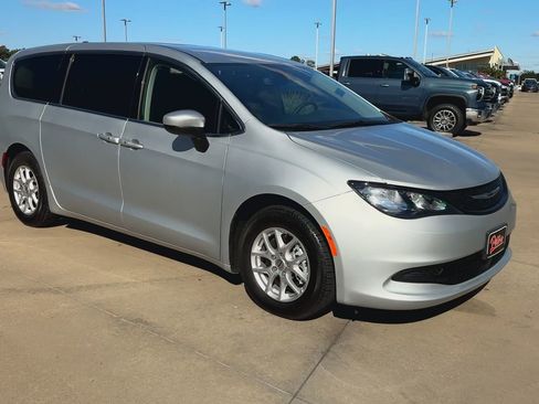 Used 2023 Chrysler Voyager LX image 3