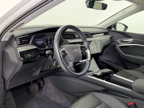 Used 2022 Audi e-tron Premium Plus w/ Premium Plus Package image 27
