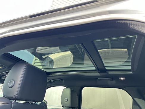 New 2025 Land Rover Range Rover Velar Dynamic SE AWD/4WD image 13