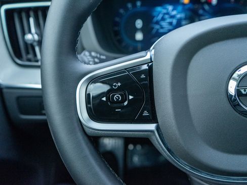 Used 2025 Volvo XC60 B5 Plus image 25