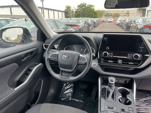 Used 2025 Toyota Highlander LE image 36