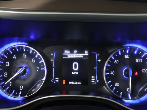 Used 2018 Chrysler Pacifica Touring-L FWD image 14