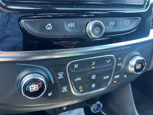 Used 2023 Chevrolet Traverse LT FWD image 9