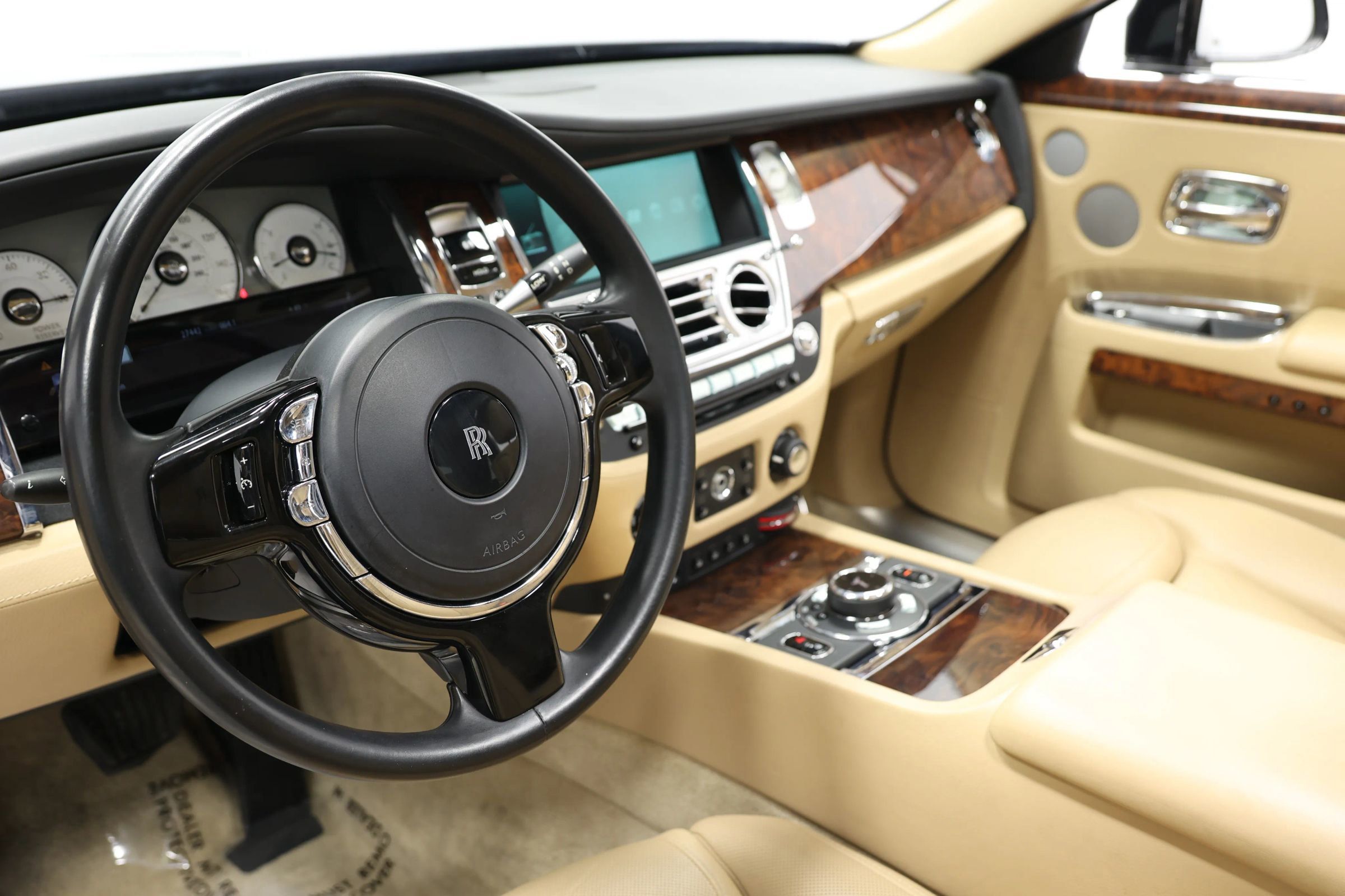 Used 2015 Rolls-Royce Ghost RWD image 2