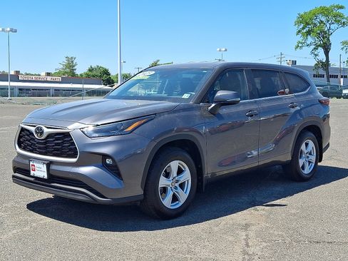 Used 2025 Toyota Highlander LE AWD/4WD image 3