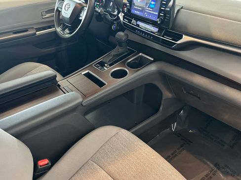 Certified 2024 Toyota Sienna LE image 17