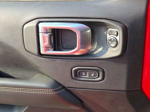 Used 2025 Jeep Wrangler Unlimited Sahara AWD/4WD image 27