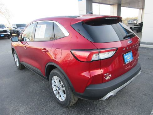 Used 2020 Ford Escape SE image 3