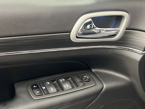 Used 2022 Jeep Grand Cherokee Limited w/ Tech Group RWD image 16