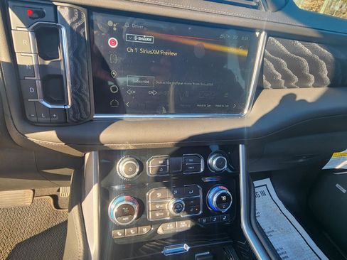 Used 2024 GMC Yukon XL Denali w/ Advanced Technology Package image 18