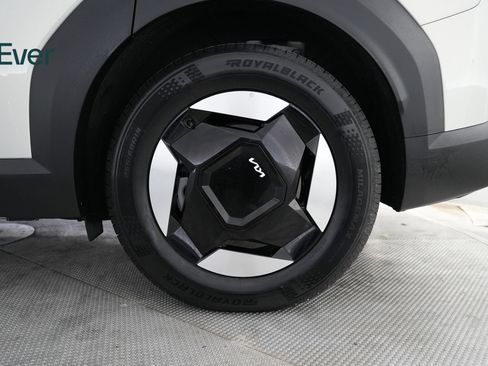 Used 2024 Kia EV9 Light Long Range RWD image 9