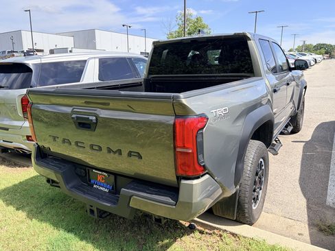 Used 2024 Toyota Tacoma TRD Off-Road AWD/4WD image 4