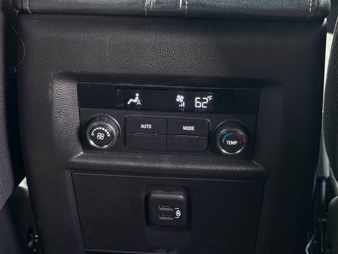 Used 2023 Chevrolet Traverse LT FWD image 8