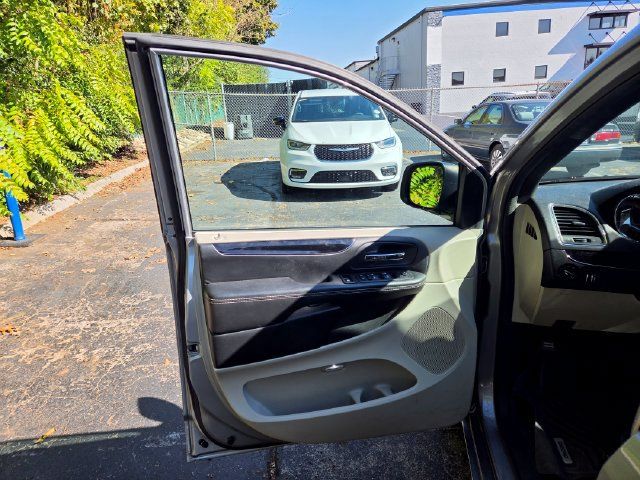Used 2020 Dodge Grand Caravan SXT FWD image 12