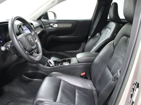 Used 2023 Volvo XC40 B4 Ultimate FWD image 3